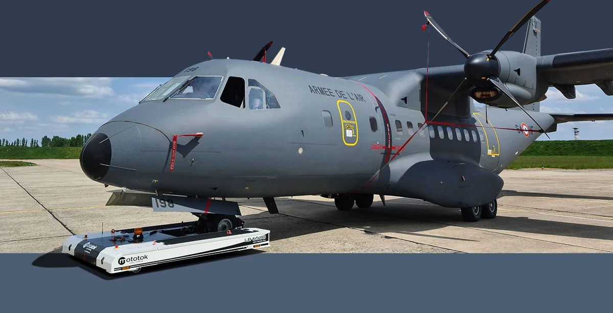 Mototok LB 6500 NG with a Casa 235 from the French Airforce