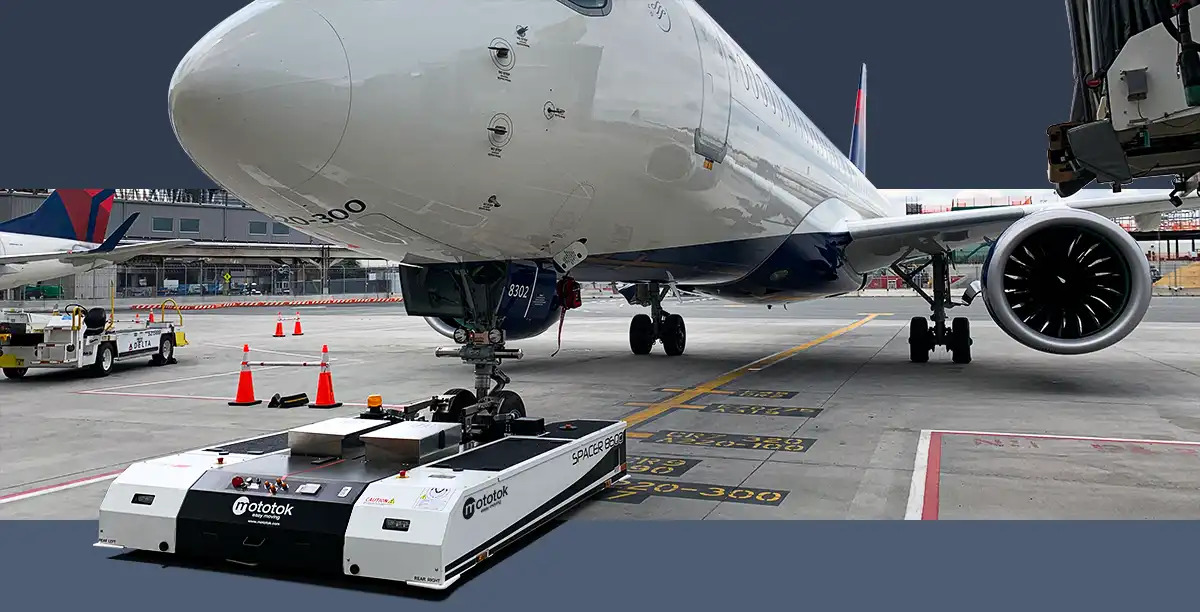 Mototok SPACER 8600PB with an Airbus A220-300 · Field of Application: Pushback